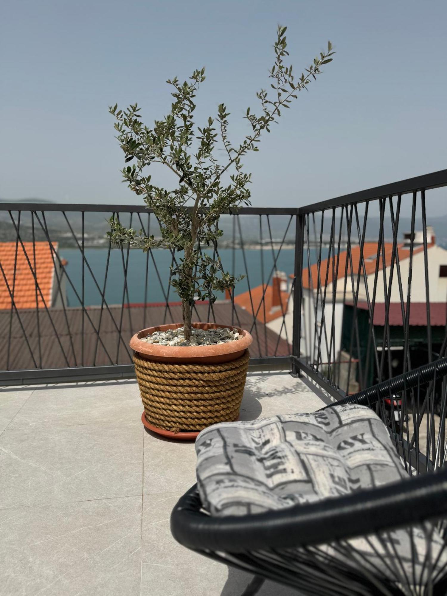 Apartment With Terrace And Sea View - Lucic Трогир Экстерьер фото